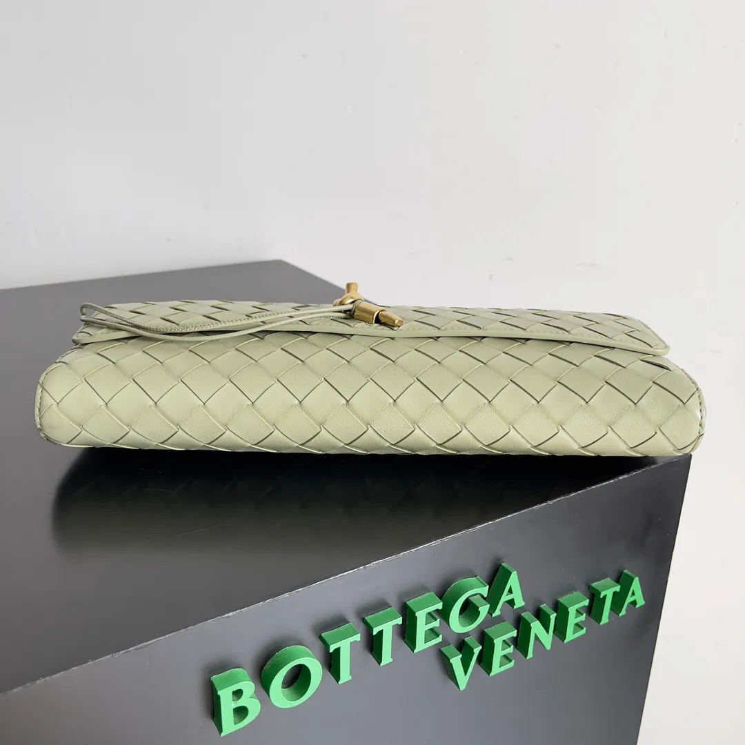 The batch of 1360 BV Andiamo evening handbags has been heavily planted again~ The designer aesthetics in the era of economic downturn are back. I fall in love with it at first sight and can't put it down. It's so beautiful and full of aura. The shape and texture are very competitive. It's light in weight and has sufficient capacity. It's a must-have for fashionistas. It's suitable for many occasions, minimalist, high-end and light luxury. Model No.: 741511 Size: 31*13*3cm